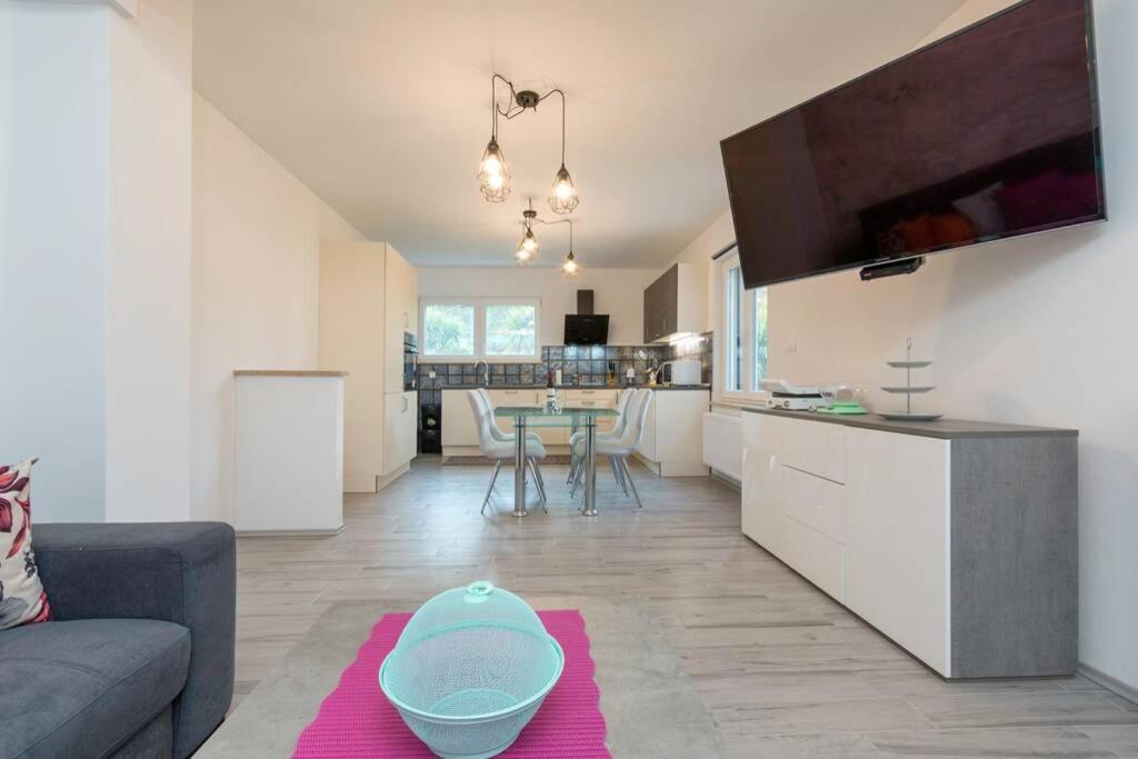 באניולה Predivan Novouredeni Apartman U Blizini Mora מראה חיצוני תמונה