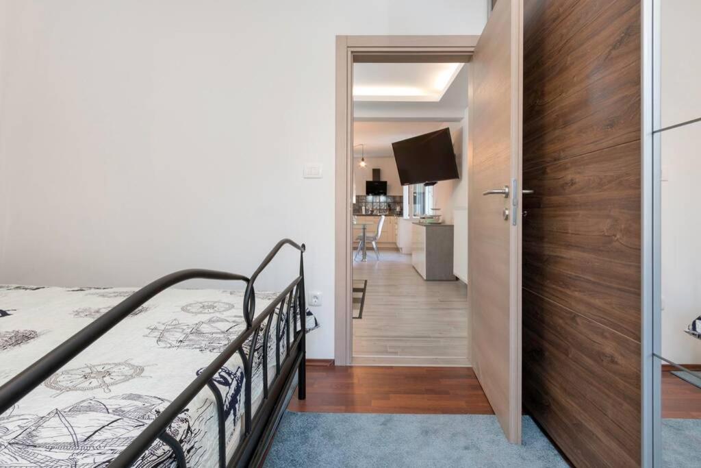 באניולה Predivan Novouredeni Apartman U Blizini Mora מראה חיצוני תמונה