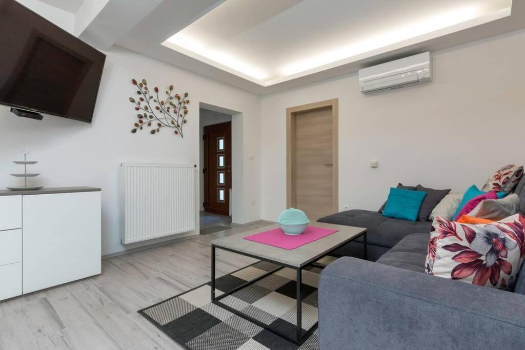 באניולה Predivan Novouredeni Apartman U Blizini Mora מראה חיצוני תמונה