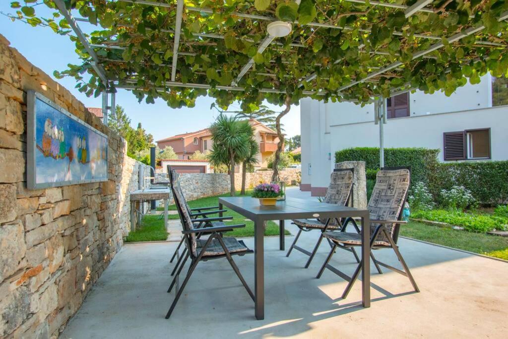 באניולה Predivan Novouredeni Apartman U Blizini Mora מראה חיצוני תמונה